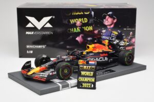 Red Bull RB18 #1 M. Verstappen Japan GP Winner No Figure & Pitboard 2022 Minichamps 1:18 113221801FB Kovina – slika 6 od 7