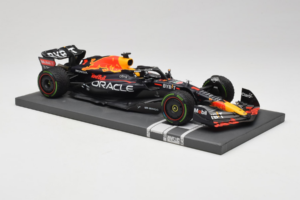 Red Bull Racing RB18 #1 M. Verstappen Japan GP Winner 2022 Minichamps 1:18 113221801FB-R1 Kovina – slika 4 od 8