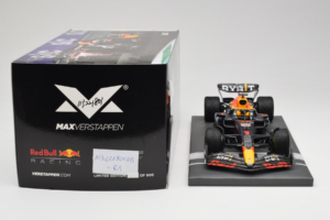 Red Bull Racing RB18 #1 M. Verstappen Japan GP Winner 2022 Minichamps 1:18 113221801FB-R1 Kovina – slika 6 od 8