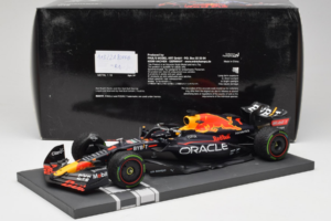Red Bull Racing RB18 #1 M. Verstappen Japan GP Winner 2022 Minichamps 1:18 113221801FB-R1 Kovina – slika 7 od 8