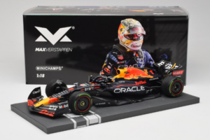 Red Bull Racing RB18 #1 M. Verstappen Japan GP Winner 2022 Minichamps 1:18 113221801FB-R1 Kovina – slika 8 od 8