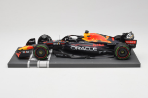 Red Bull Racing RB18 #1 M. Verstappen Japan GP Winner 2022 Minichamps 1:18 113221801FB-R1 Kovina