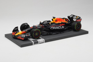 Red Bull Racing RB18 #1 M. Verstappen Japan GP Winner 2022 Minichamps 1:18 113221801FB-R1 Kovina – slika 2 od 8