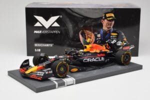 Red Bull RB18 Oracle #1 M. Verstappen Abu Dhabi GP 2022 Winner Minichamps 1:18 113222201 Smola – slika 7 od 7