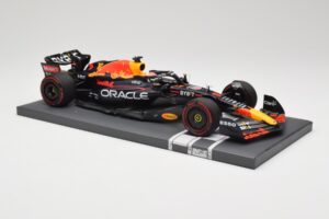 Red Bull RB18 Oracle #1 M. Verstappen Dutch GP 2022 Winner Minichamps 1:18 113221501 Smola – slika 4 od 7