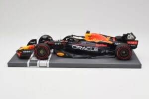 Red Bull RB18 Oracle #1 M. Verstappen Italian GP 2022 Winner Minichamps 1:18 113221601 Smola