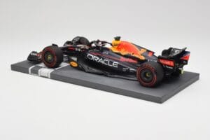 Red Bull RB18 Oracle #1 M. Verstappen Italian GP 2022 Winner Minichamps 1:18 113221601 Smola – slika 5 od 7