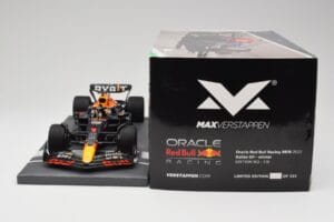 Red Bull RB18 Oracle #1 M. Verstappen Italian GP 2022 Winner Minichamps 1:18 113221601 Smola – slika 6 od 7