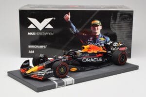 Red Bull RB18 Oracle #1 M. Verstappen Italian GP 2022 Winner Minichamps 1:18 113221601 Smola – slika 7 od 7
