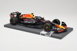 Red Bull RB18 Oracle #1 M. Verstappen Japanese GP 2022 World Champion Minichamps 1:18 113221801 Smola – slika 4 od 7