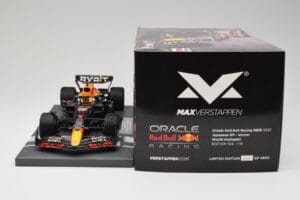 Red Bull RB18 Oracle #1 M. Verstappen Japanese GP 2022 World Champion Minichamps 1:18 113221801 Smola – slika 6 od 7