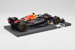 Red Bull RB18 Oracle #1 M. Verstappen US GP 2022 Winner Minichamps 1:18 113221901 Smola – slika 3 od 7