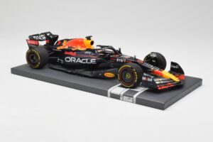 Red Bull RB18 Oracle #1 M. Verstappen US GP 2022 Winner Minichamps 1:18 113221901 Smola – slika 4 od 7
