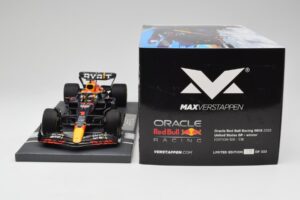 Red Bull RB18 Oracle #1 M. Verstappen US GP 2022 Winner Minichamps 1:18 113221901 Smola – slika 6 od 7