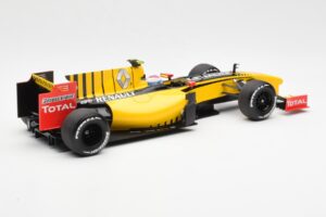 Renault F1 Team R30 #11 V. Petrov Showcar F1 2010 Minichamps 1:18 150100082 Kovina – slika 2 od 6