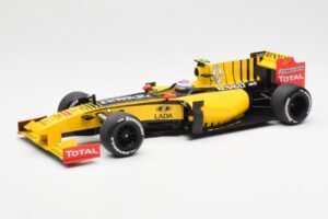 Renault F1 Team R30 #11 V. Petrov Showcar F1 2010 Minichamps 1:18 150100082 Kovina