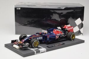 Scuderia Toro Rosso STR10 Renault #33 M. Verstappen Australian GP 2015 Minichamps 1:18 117150033 Smola – slika 7 od 7