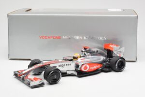 McLaren MP4-24 #1 L. Hamilton 2009 Dealer Edition Minichamps 1:18 503091801 Kovina – slika 6 od 6