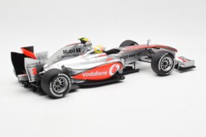 Vodafone McLaren Mercedes MP4-25 #3 L. Hamilton F1 Showcar 2010 Minichamps 1:18 530101872 Kovina – slika 2 od 6