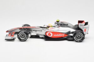 Vodafone McLaren Mercedes MP4-25 #3 L. Hamilton F1 Showcar 2010 Minichamps 1:18 530101872 Kovina – slika 3 od 6
