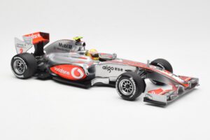 Vodafone McLaren Mercedes MP4-25 #3 L. Hamilton F1 Showcar 2010 Minichamps 1:18 530101872 Kovina – slika 4 od 6