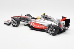 Vodafone McLaren Mercedes MP4-25 #3 L. Hamilton F1 Showcar 2010 Minichamps 1:18 530101872 Kovina – slika 5 od 6