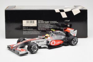 Vodafone McLaren Mercedes MP4-25 #3 L. Hamilton F1 Showcar 2010 Minichamps 1:18 530101872 Kovina – slika 6 od 6
