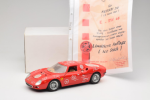 Ferrari 250 LM Rdeče-Bel Essen Autographs Omejena Izdaja Bburago 1:18 3033-P4 Kovina – slika 8 od 8