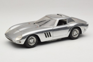 Ferrari 275 GTB Chrome Srebrna Guiloy 1:18 B004 Kovina