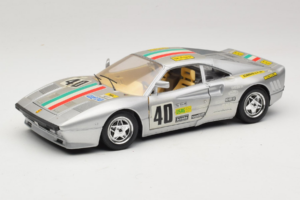 Ferrari 288 GTO #40 Srebrn 1984 Bburago 1:18 3027-S1 Kovina