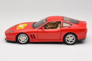Ferrari 550 Maranello 22 Jahre Ferrari Model Club Rdeč Bburago 1:18 3064-P2 Kovina – slika 4 od 8