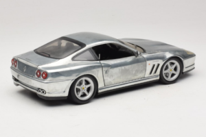 Ferrari 550 Maranello Chrome Silver Hot Wheels 1:18 25740 Kovina – slika 3 od 8