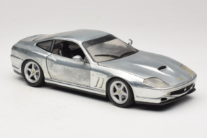 Ferrari 550 Maranello Chrome Silver Hot Wheels 1:18 25740 Kovina – slika 6 od 8