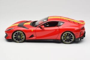 Ferrari 812 Competizione Rosso Corsa Z Rumenimi Črtami Bburago 1:18 18-16915 Kovina – slika 4 od 8