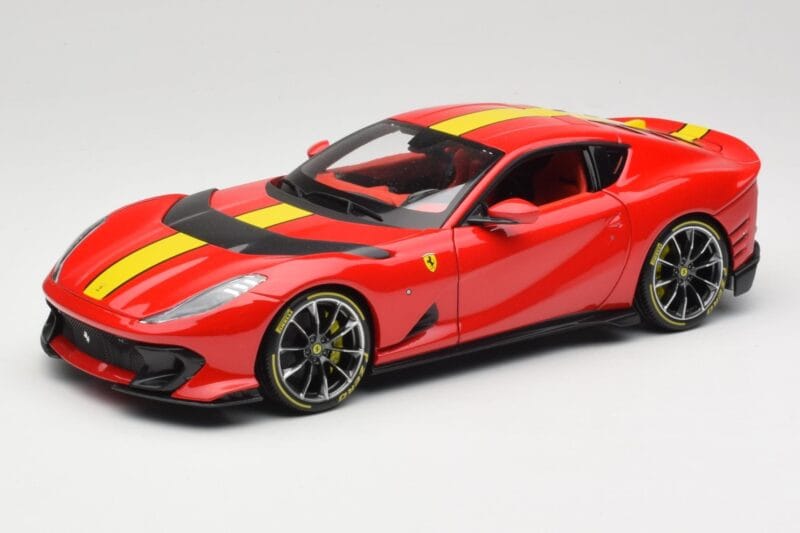 Ferrari 812 Competizione Rosso Corsa Z Rumenimi Črtami Bburago 1:18 18-16915 Kovina