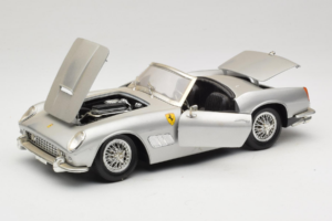 Ferrari California Kabriolet Srebrn Tonka 1:18 01109-S1 Kovina – slika 2 od 8