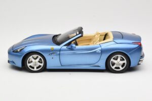 Ferrari California Svetlo Modra Hot Wheels 1:18 N2043 Kovina – slika 4 od 8
