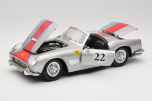 Ferrari California #22 Srebrn Rdeča Proga 1966 Tonka 1:18 01109-S2 Kovina – slika 2 od 8