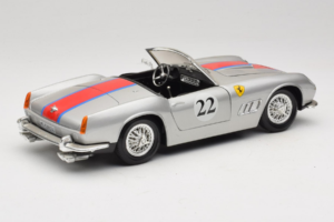 Ferrari California #22 Srebrn Rdeča Proga 1966 Tonka 1:18 01109-S2 Kovina – slika 3 od 8