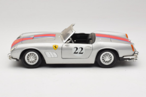 Ferrari California #22 Srebrn Rdeča Proga 1966 Tonka 1:18 01109-S2 Kovina – slika 4 od 8