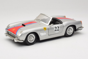 Ferrari California #22 Srebrn Rdeča Proga 1966 Tonka 1:18 01109-S2 Kovina