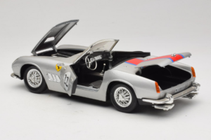 Ferrari California #22 Srebrn Rdeča Proga 1966 Tonka 1:18 01109-S2 Kovina – slika 5 od 8
