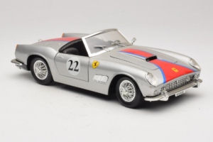 Ferrari California #22 Srebrn Rdeča Proga 1966 Tonka 1:18 01109-S2 Kovina – slika 6 od 8