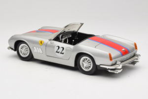 Ferrari California #22 Srebrn Rdeča Proga 1966 Tonka 1:18 01109-S2 Kovina – slika 7 od 8
