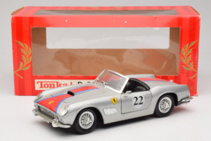 Ferrari California #22 Srebrn Rdeča Proga 1966 Tonka 1:18 01109-S2 Kovina – slika 8 od 8