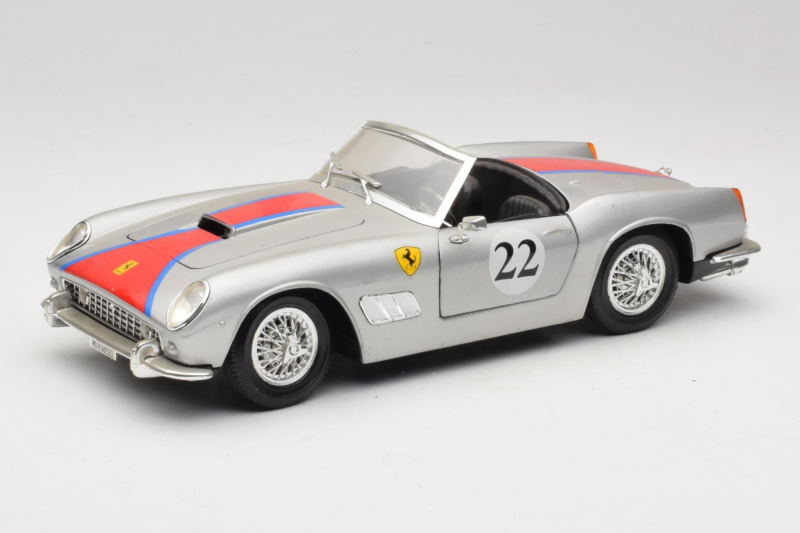 Ferrari California #22 Srebrn Rdeča Proga 1966 Tonka 1:18 01109-S2 Kovina