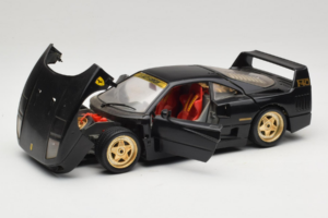 Ferrari F40 Črn z Zlatimi Kolesi Bburago 1:18 3032-B2 Kovina – slika 2 od 8