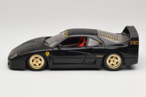 Ferrari F40 Črn z Zlatimi Kolesi Bburago 1:18 3032-B2 Kovina – slika 4 od 8