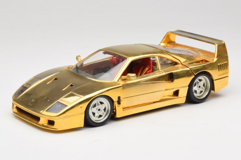 Ferrari F40 Chrome Gold Limited Edition 250 pcs Bburago 1:18 3332-G1 Kovina