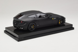 Ferrari FF Matte Black MR Collection 1:18 FERR04CAL Smola – slika 3 od 7